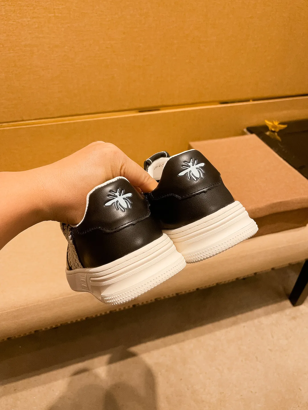 🚘🚘Factory batch 400💰【Dior】🔥Men's high-end brand of shoes official website 1:1 latest masterpiece: the upper is made of first-layer cowhide imported from Italy with a comfortable and breathable lining➕original non-slip and wear-resistant outsole🔥, making walking more convenient and comfortable! An exclusive new model, a stunning work, a beautiful 1:1 replica [color] compared to the official quality! Create a fashionable personality to set off your uniqueness! A must-have for trendy men! Classic 🔥Size: 38-44 Color: 🔥 2⃣️colors available🔥